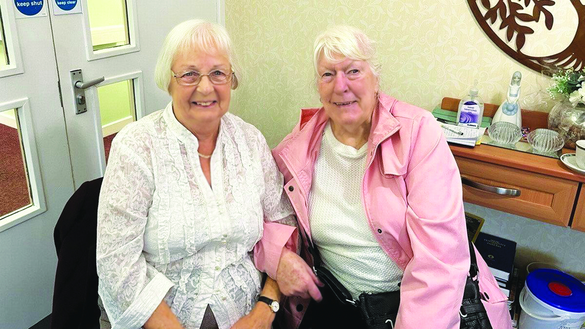 Bà Irene Gresty và bà Janet Henderson  gặp lại nhau sau hơn nửa thế kỷ thất lạc - ẢNH: MIRROR
