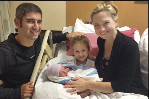 Bức ảnh ngày 9 tháng 8 năm 2018 này do Amy Bianchi ở Albany, NY cung cấp cho thấy cô ấy chụp cùng con trai mới sinh của mình, Brayden, cùng với cha của nó, Christopher và em gái, Mia, tại Trung tâm Phụ nữ Bellevue ở Niskayuna, NY (Amy Bianchi được phép qua AP)