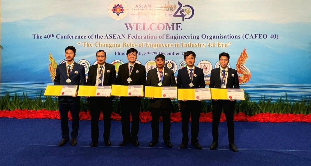 6 kỹ sư thuộc EVNHCMC đại diện cho 64 kỹ sư ASEAN nhận chứng chỉ tại hội nghị lần này - Ảnh: ENVHCMC