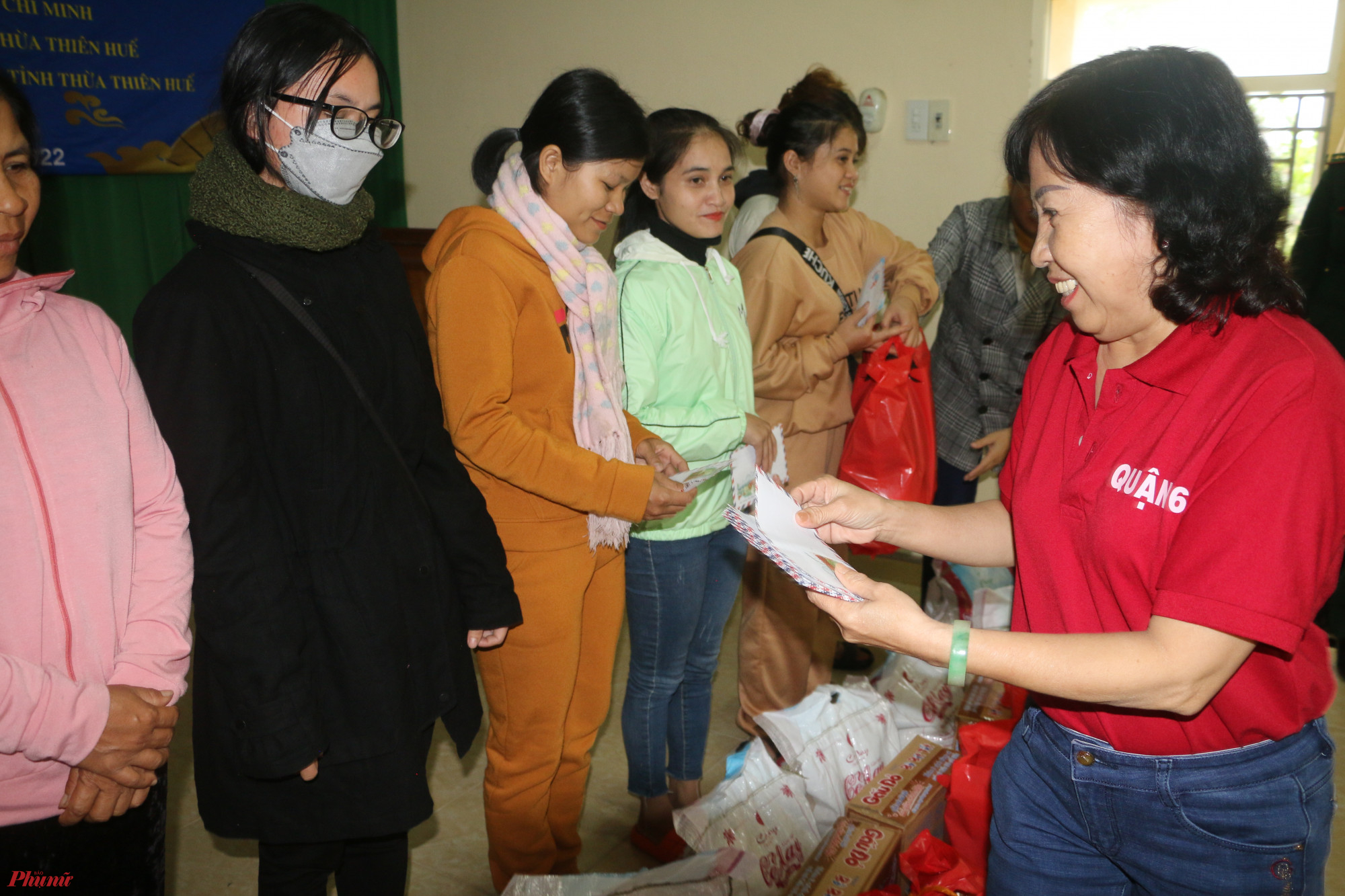 Đại diện đoàn từ thiện quận 6, TP HCM tặng quà cho bà con ảnh hưởng chất độc da cam tại xã Đông Sơn