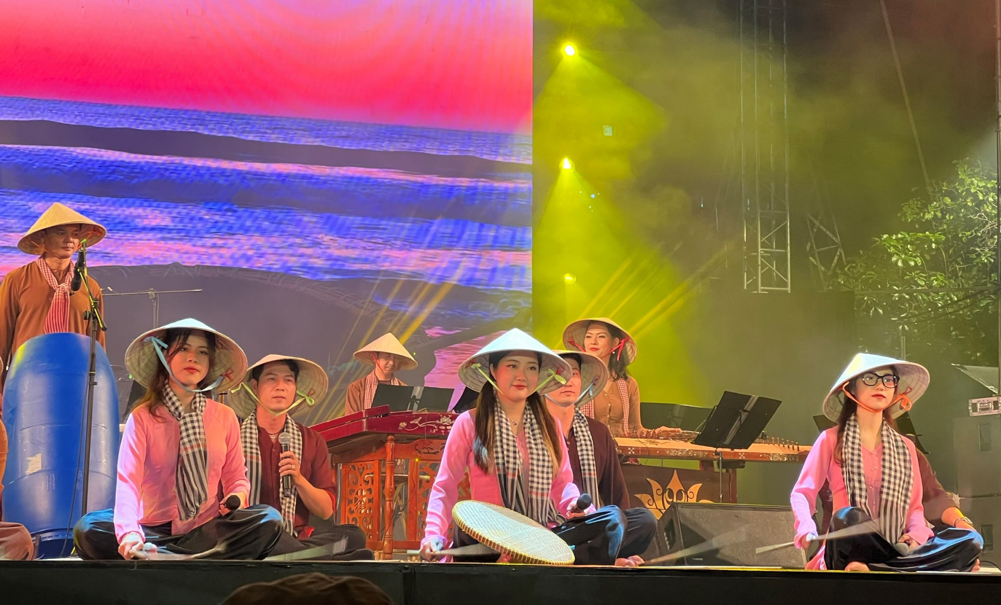 Các nghệ sĩ tại nhà hát ca múa nhạc dân tộc Bông Sen khiến khán giả đắm chìm trong không gian âm nhạc truyền thống được dàn dựng công phu.