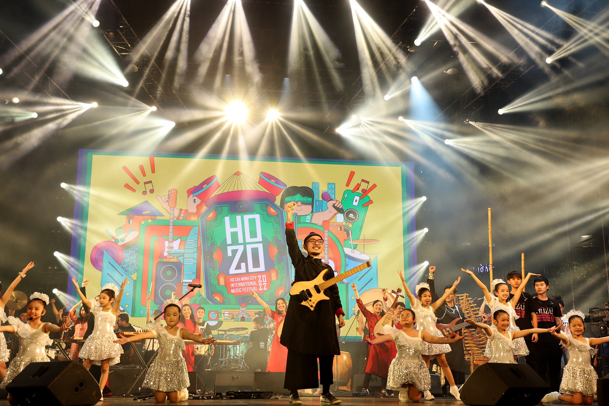 Tối 9/12, Lễ hội Âm nhạc quốc tế TP.HCM - Hò dô 2022 đã chính thức khai mạc tại phố đi bộ Nguyễn Huệ, với các màn trình diễn bùng nổ của các nghệ sĩ trong và ngoài nước.