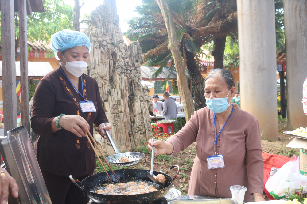 Phật tử và cán bộ, hội viên phụ nữ cùng chuẩn bị các món chay cho chương trình. 