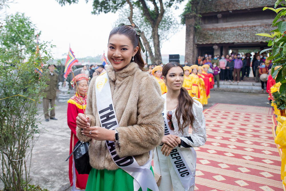 Pakinee Duangpattra đến thăm đền đá Phú Đa 