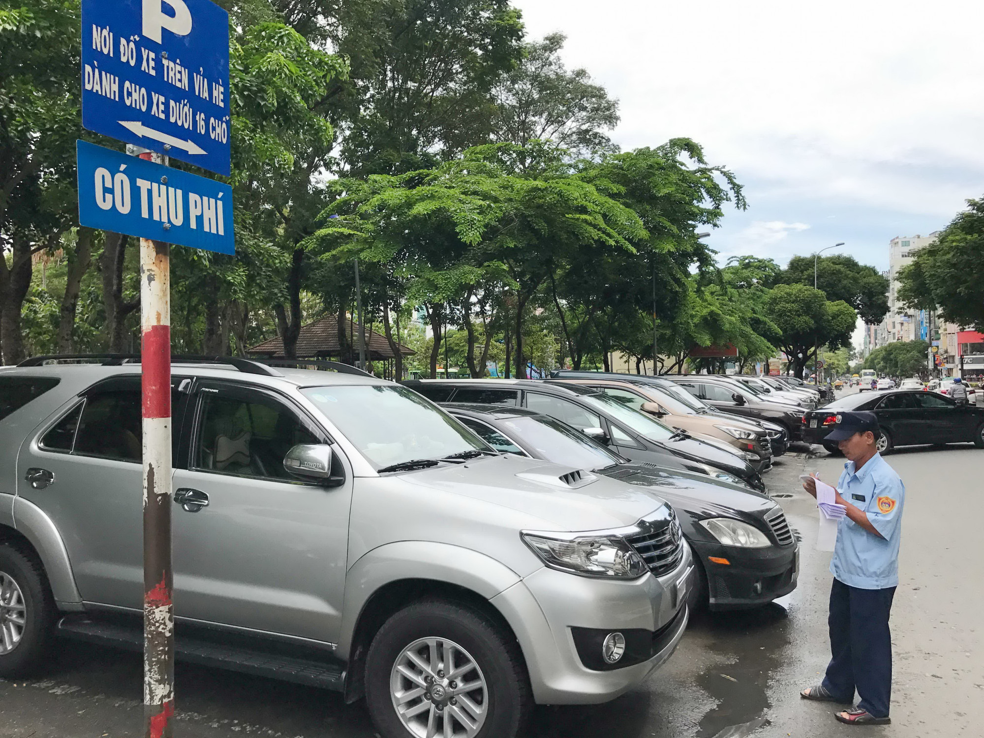 TPHCM đã tổ chức thu phí sử dụng tạm thời lòng 23 tuyến đường để đỗ xe ô tô