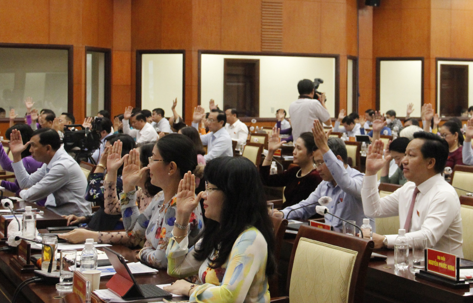 Các đại biểu HĐND TPHCM biểu quyết thông qua nghị quyết giám sát chuyên đề tổ chức chính quyền đô thị.