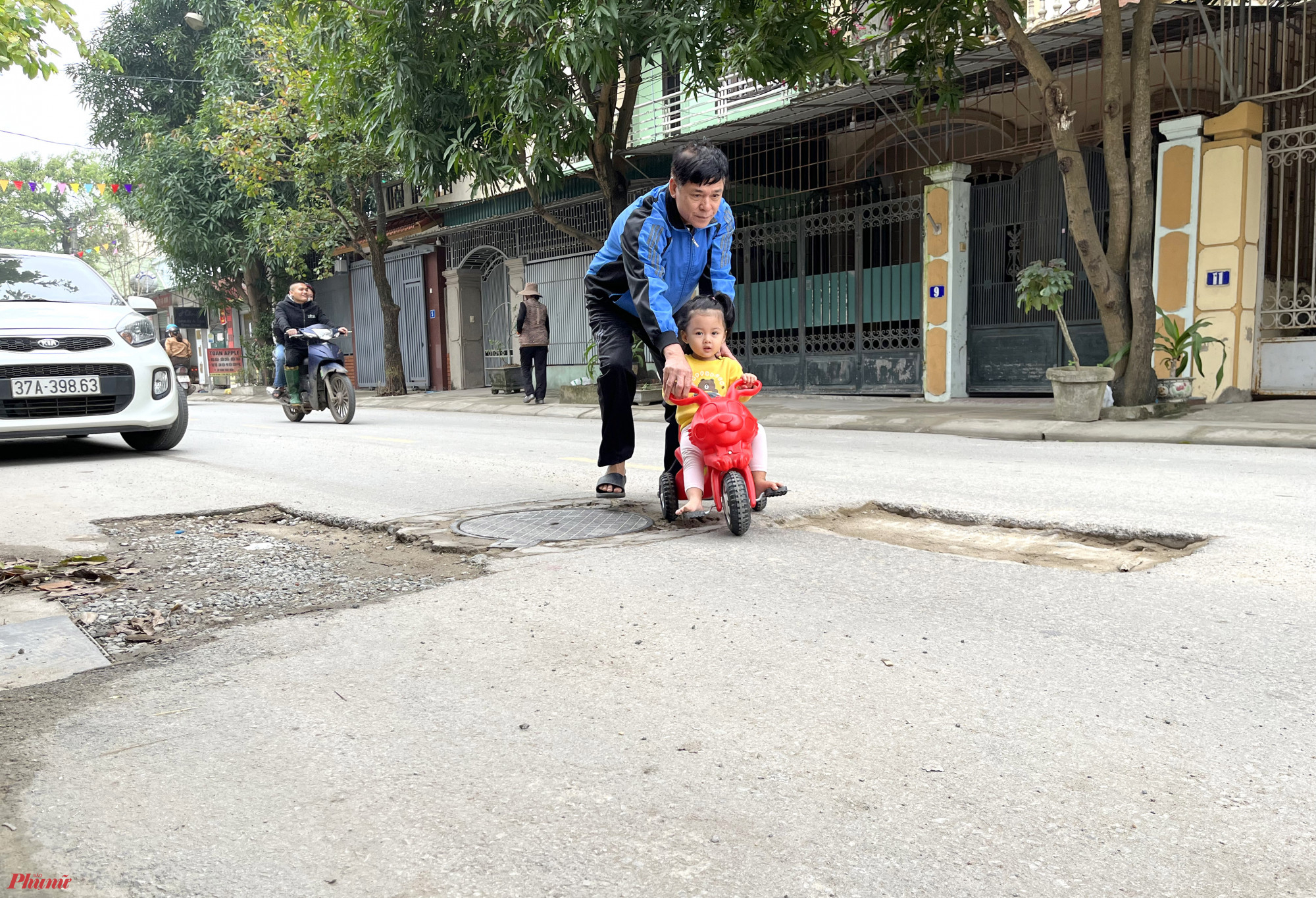 Chưa kịp bàn giao, đoạn đường được đầu tư xây dựng 17 tỷ đồng đã sụt lún khắp nơi - Ảnh: Phan Ngọc