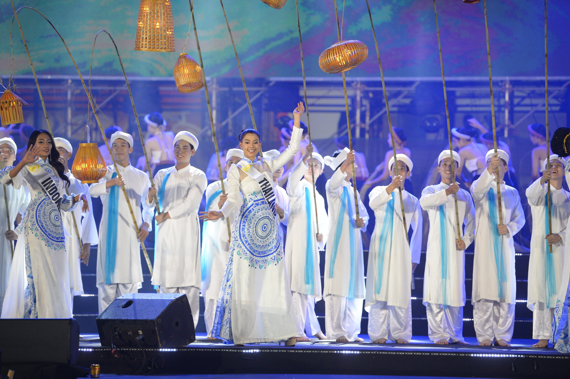 Các thí sinh trình diễn áo dài truyền thống với tiết mục được dàn dựng đậm chất Việt Nam