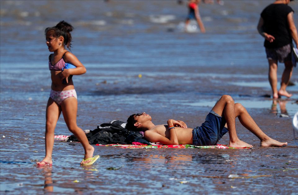 Người dân Argentina tránh nắng nóng bên bờ sông Rio de la Plata 