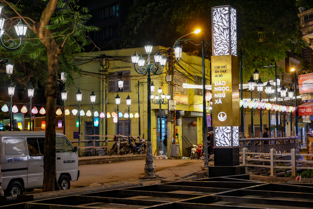một trong những hạng mục quan trọng phục vụ tuyến phố đi bộ đêm này là chỉnh trang vỉa hè dọc tuyến phố Ngũ Xã kéo về Nguyễn Khắc Hiếu. Vỉa hè khu vực này hiện xuống cấp nghiêm trọng sau nhiều năm sử dụng. 