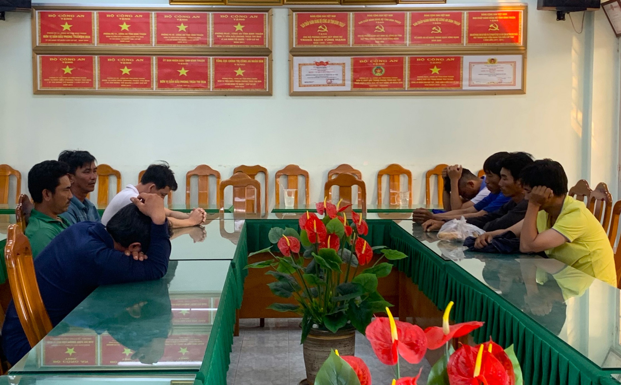 Các đối tượng trong đường dây cá độ bóng đá vừa bị Công an tỉnh Bình Thuận triệt phá - Ảnh: Chi Ý