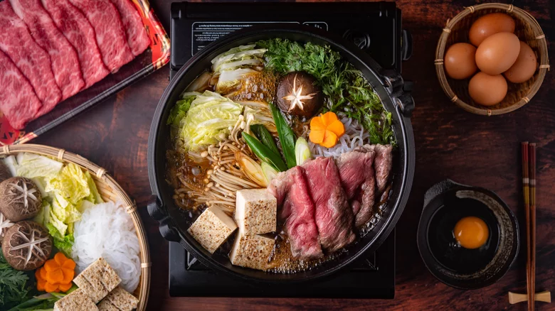 Món lẩu Sukiyaki - Ảnh: Atsushi Hirao/Shutterstock