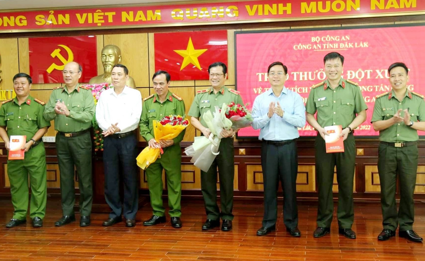 Lãnh đạo tỉnh Đắk Lắk khen thưởng đột xuất cho các đơn vị Công an tỉnh Đắk Lắk