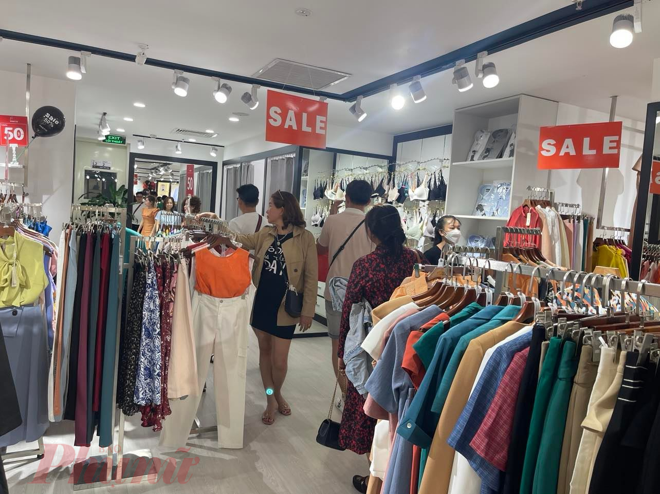 Các nhãn hàng thời trang ở trung tâm thương mại Vincom Phan Văn Trị, quận Gò Vấp cũng giảm giá 40% - 50% nhiều sản phẩm.