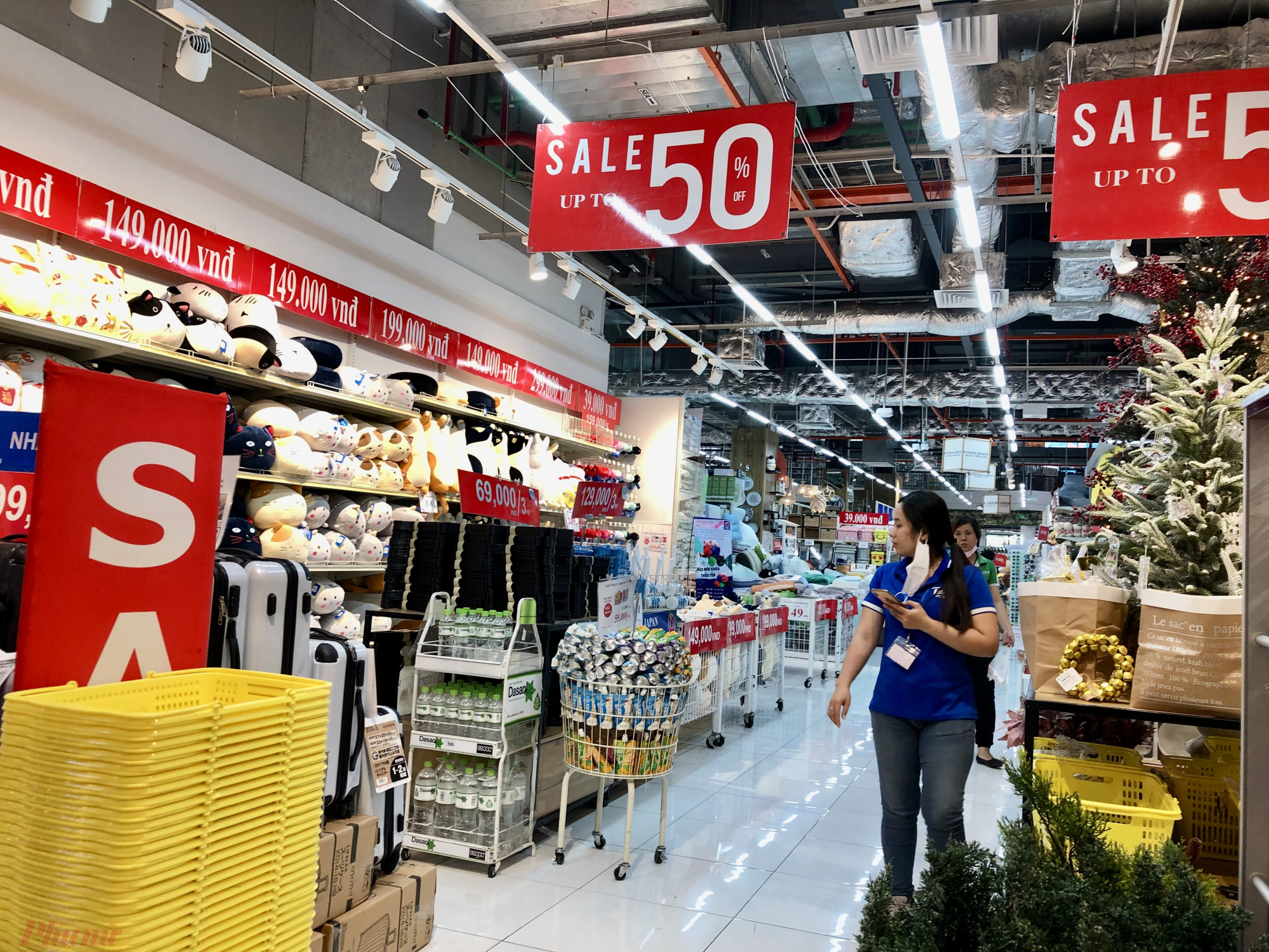 Tại trung tâm thương mại Aeonmall Bình Tân (quận Bình Tân, TPHCM), nhiều cửa hàng treo bảng giảm giá sâu đến 50% trong thời điểm từ đây đến cuối năm chứ không riêng gì ngày 12/12.