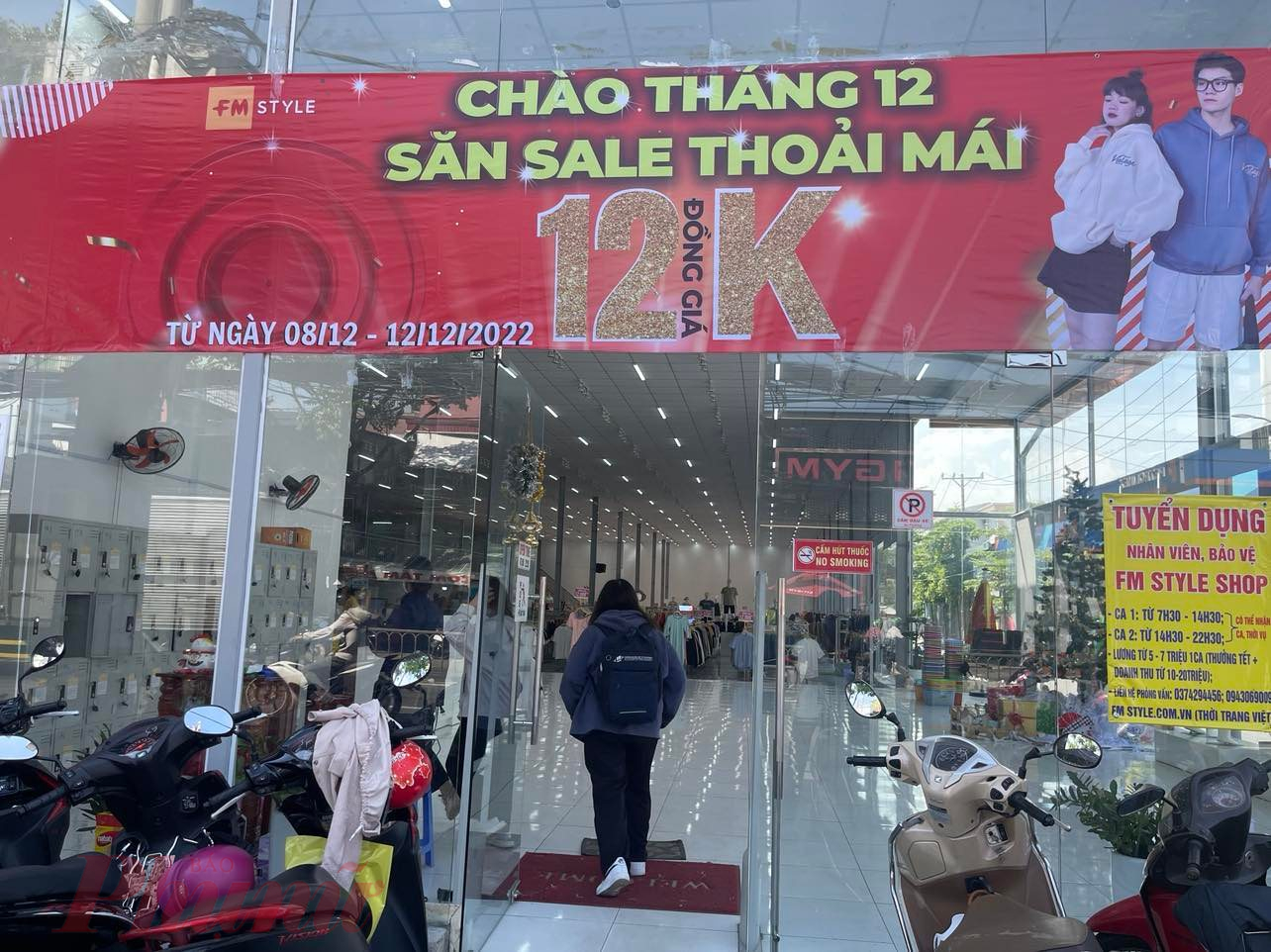 Một cửa hàng thời trang trên đường Quang Trung, quận Gò Vấp gây chú ý bởi băng rôn  đồng giá 12k (12.000 đồng).