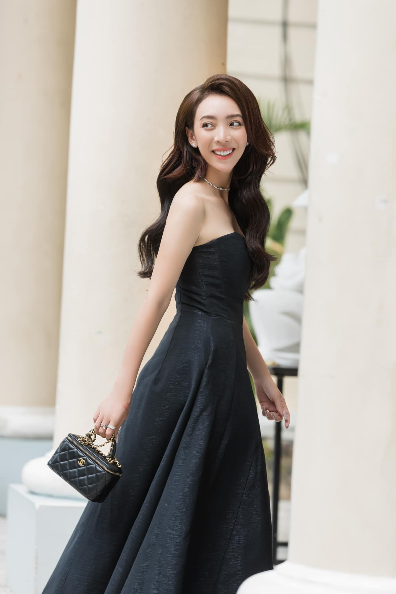 Thu Trang cũng dần chuộng sử dụng hàng hiệu. Bộ váy đen cúp ngực gợi cảm được nữ diễn viên phối cùng túi Chanel 