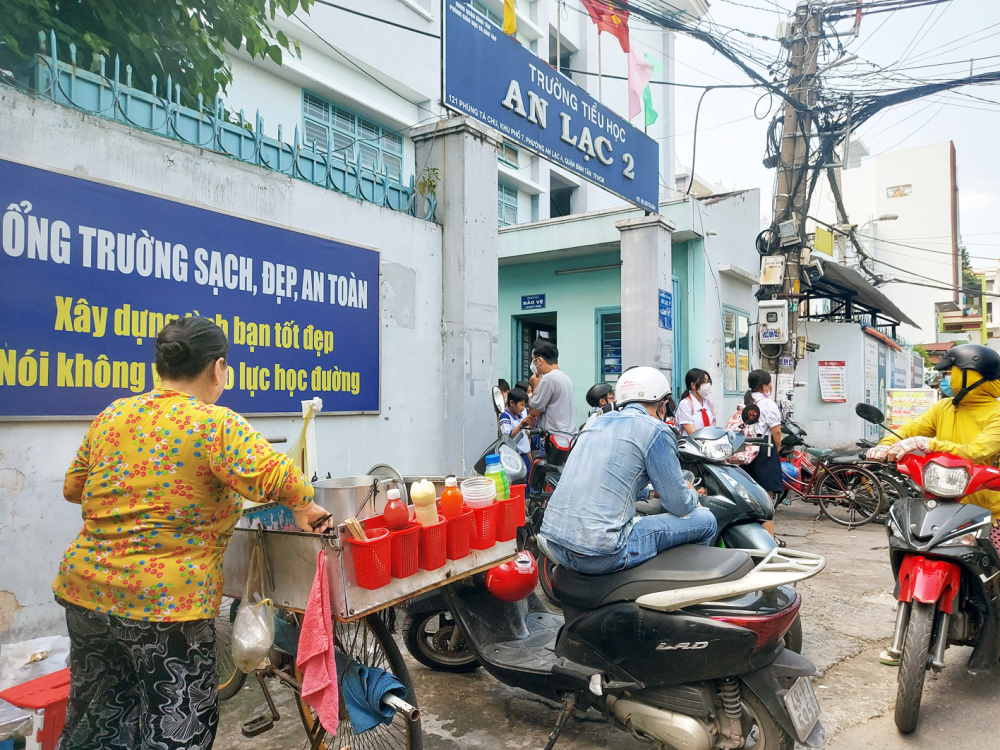 Cổng Trường tiểu học An Lạc 2 (quận Bình Tân) có rất nhiều xe hàng rong, có xe bán món ăn với giá chỉ 5.000-10.000 đồng/phần ảnh: sơn vinh