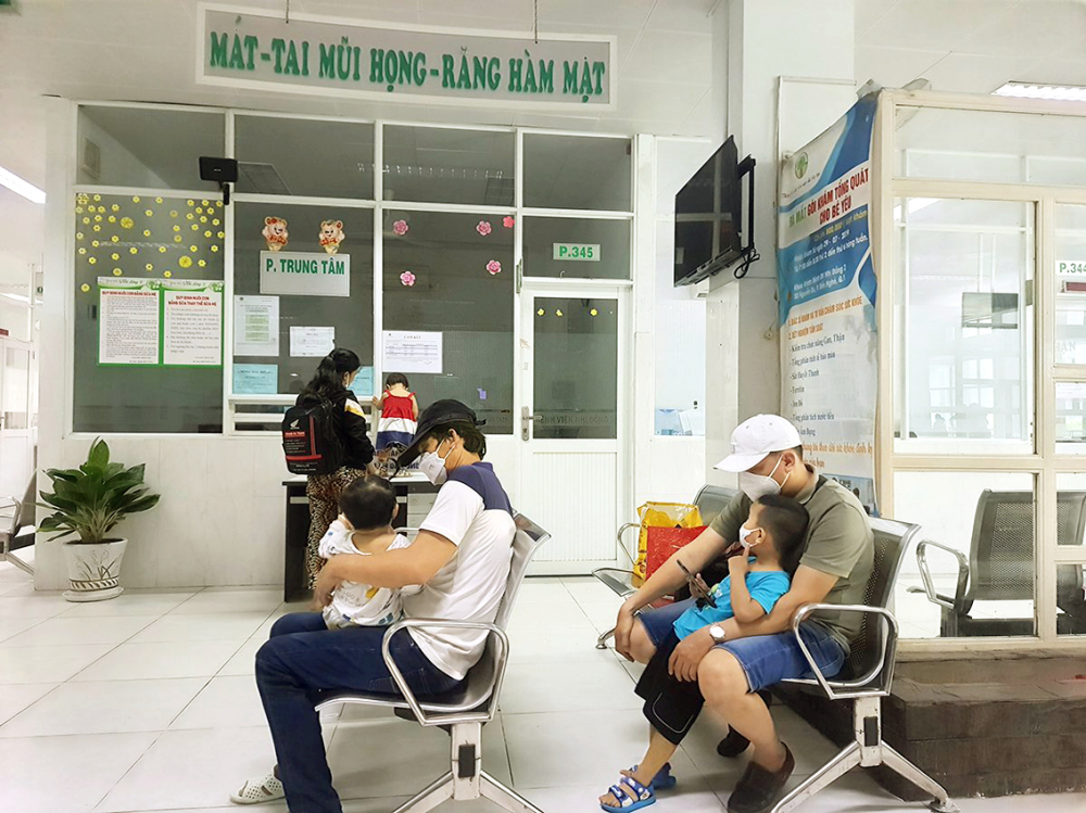 Trẻ được cha mẹ đưa đi khám mắt tại Bệnh viện Nhi Đồng 2 TPHCM - ẢNH: P.A.