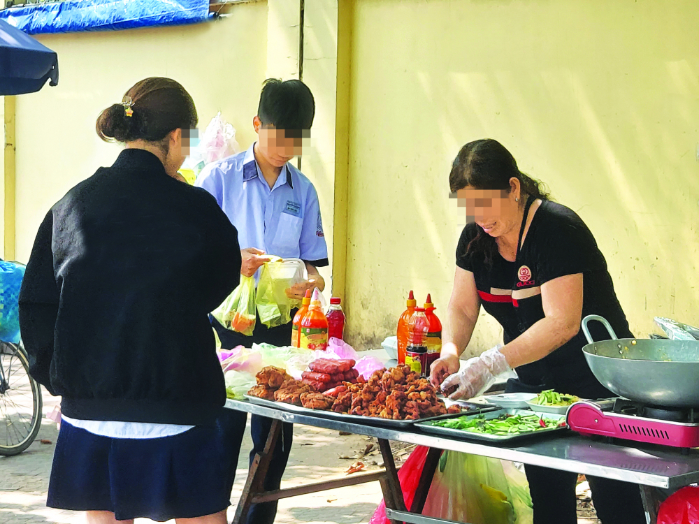 Một điểm bán hàng rong ở cổng Trường THPT chuyên năng khiếu thể dục thể thao Nguyễn Thị Định (quận 8, TPHCM) ẢNH: SƠN VINH