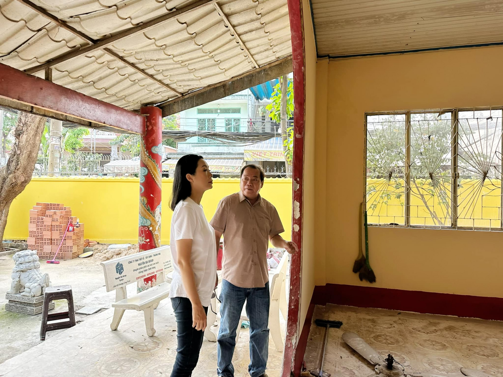 NSƯT Trịnh Kim Chi khảo sát việc sửa chữa ở chùa 