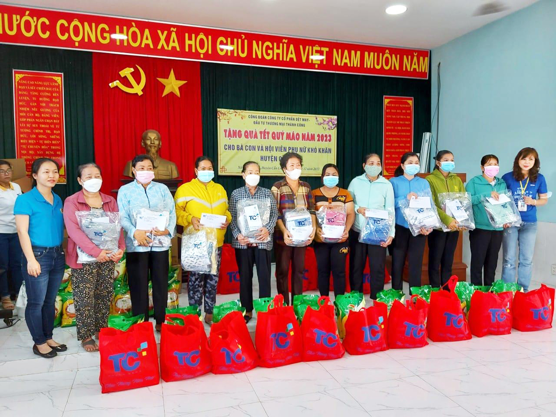 Hội viên phụ nữ xã Bình Khánh, huyện Cần Giờ, TPHCM nhận quà tết sớm
