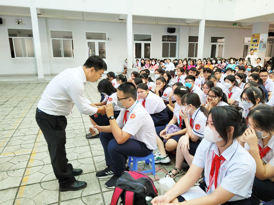 Tiến sĩ Nguyễn Thành Nhân - Cố vấn cấp cao Hệ thống Giáo dục ATY  - giao lưu cùng các bạn học sinh Trường THCS Vân Đồn