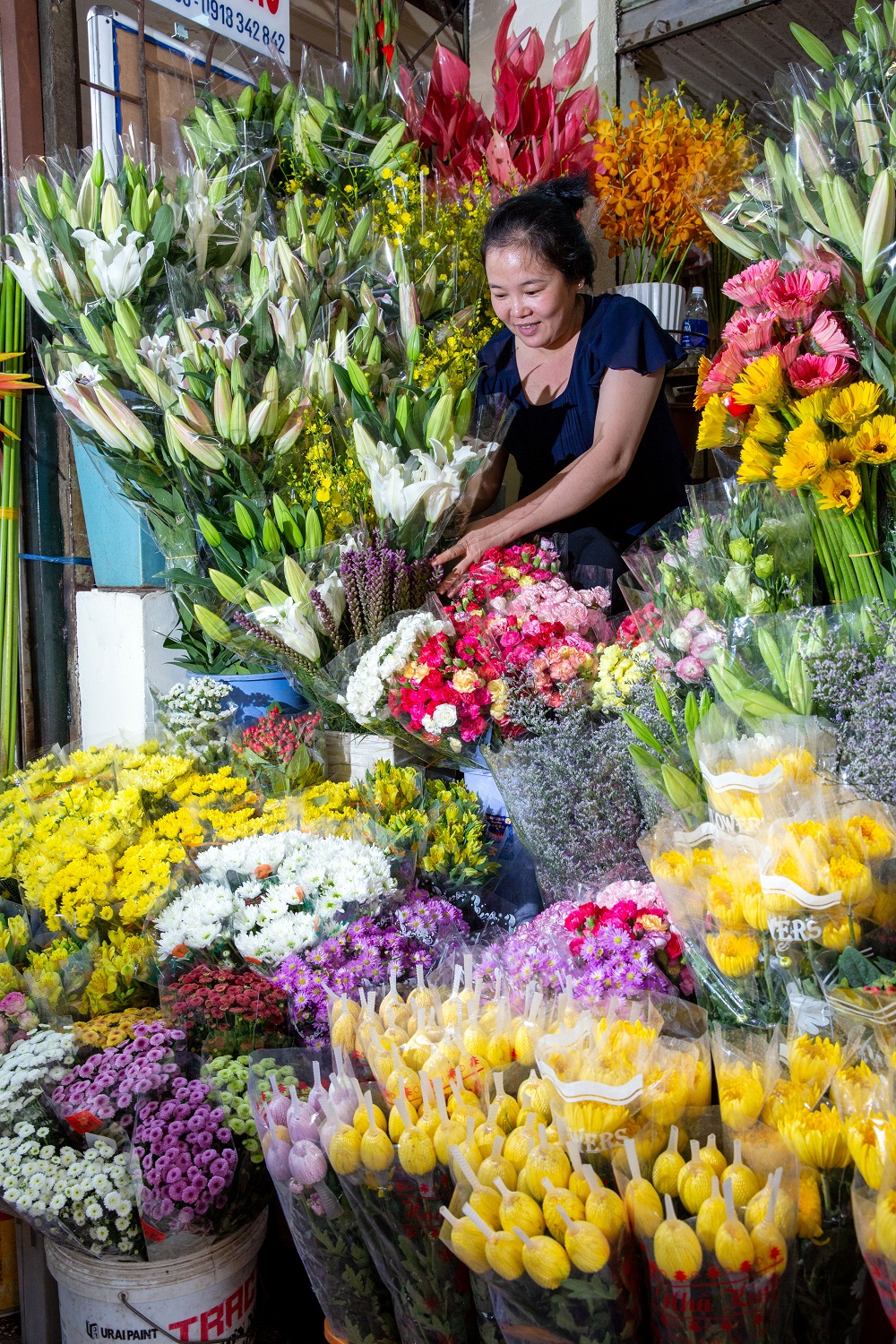 Một số mặt hàng hoa tươi như hoa ly, hoa huệ, cẩm chướng sẽ tăng giá từ 2 đến 3 lần lúc bình thường - Ảnh: SATRA