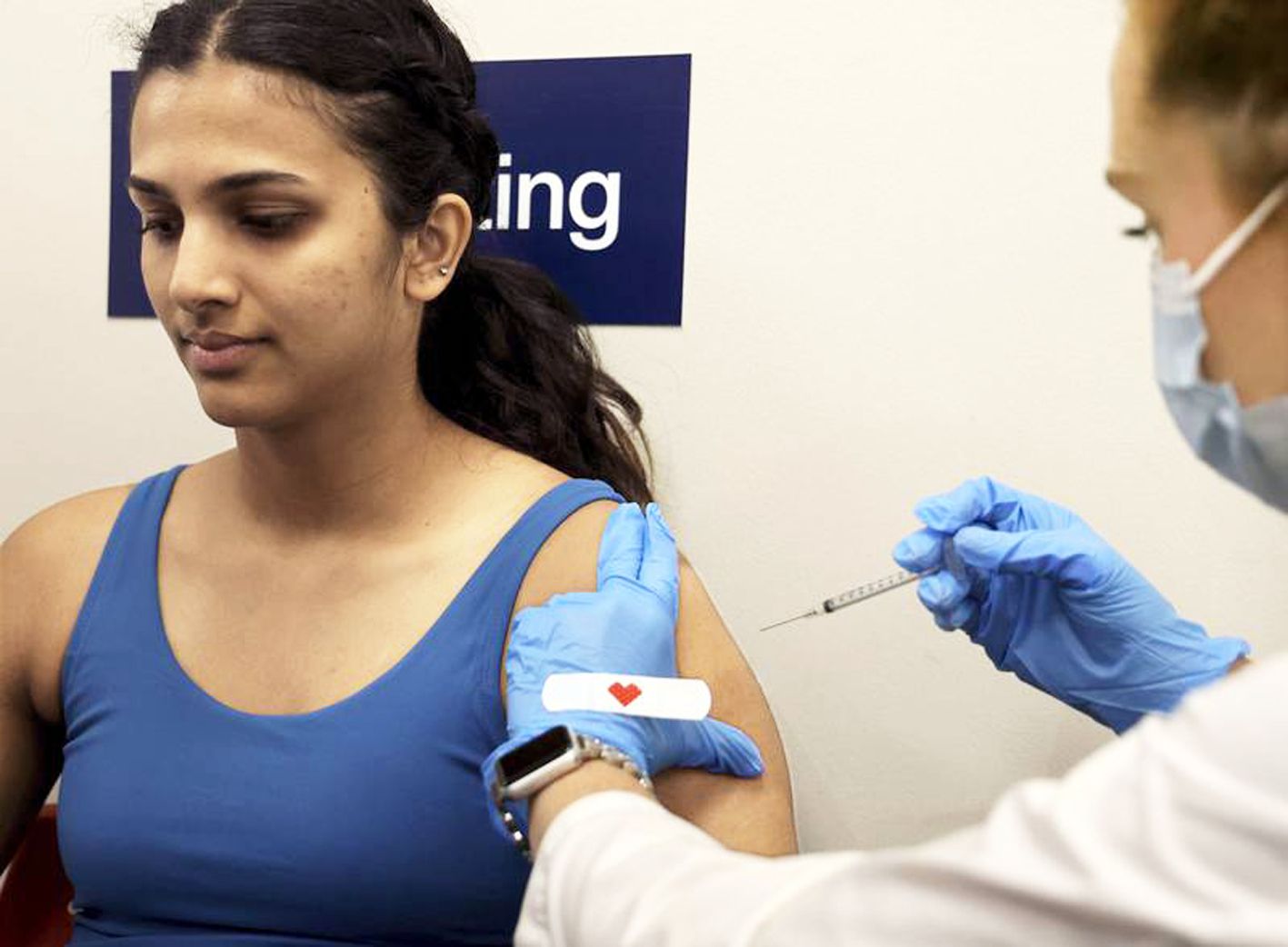 Tanvi Nayak (22 tuổi) được tiêm nhắc vắc xin COVID-19 ở Chicago (Mỹ) vào tháng 10/2022 - ẢNH: TNS