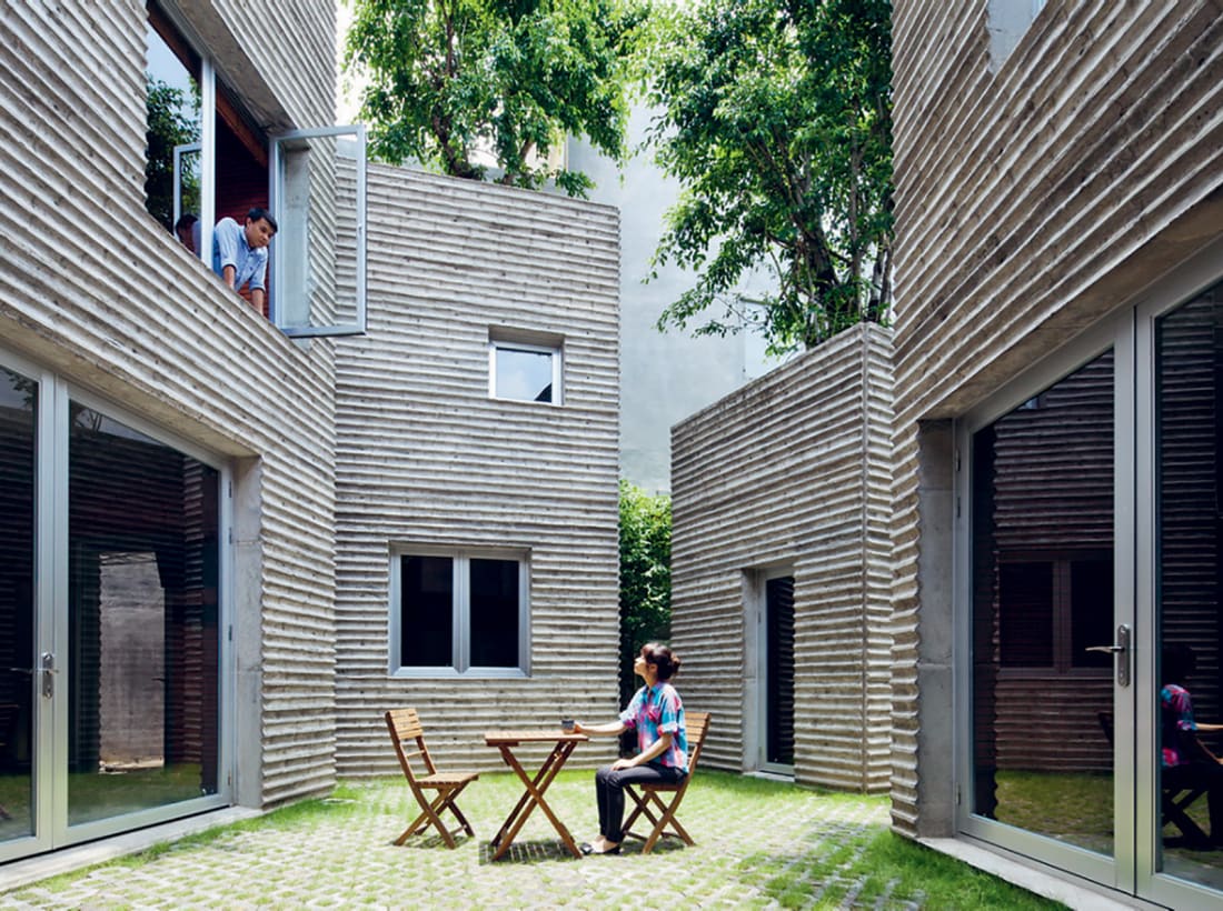 6/12 - House for Trees, Hồ Chí Minh, Việt Nam, Vo Trong Nghia Architects (2014) -- Được thiết kế để phù hợp với cuộc sống đô thị dày đặc của thành phố lớn nhất Việt Nam, những ngôi nhà này đã biến mái bằng sâu của chúng thành những thùng chứa khổng lồ cho hệ thực vật. Topham nói: “Tôi chỉ thích ý tưởng có một ngôi nhà giống như một chậu cây khổng lồ. Bố cục của chúng tạo ra các sân trong, trong khi các mái nhà xanh hoạt động như một bộ lọc các chất gây ô nhiễm trên không của thành phố. Ông nói thêm: “Việc trồng trọt phải được thực hiện trước chứ không phải là làm sau.” Phép lịch sự Thames & Hudson