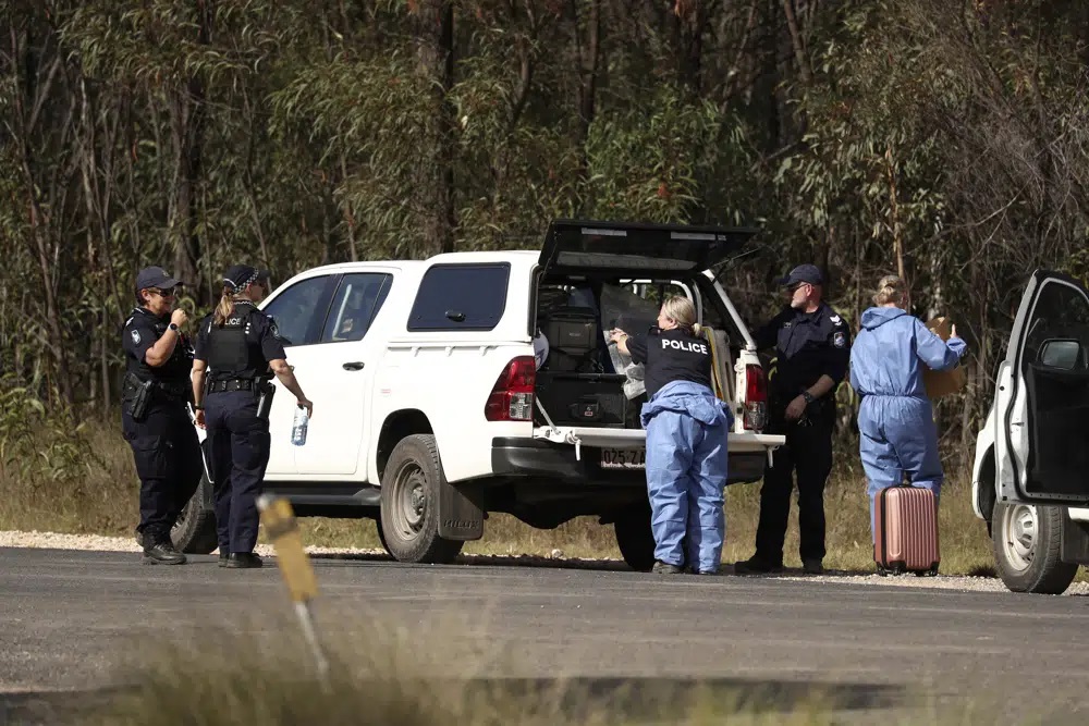 Cảnh sát làm việc gần hiện trường vụ xả súng chết người ở Wieambilla, Úc vào sáng ngày 13/12