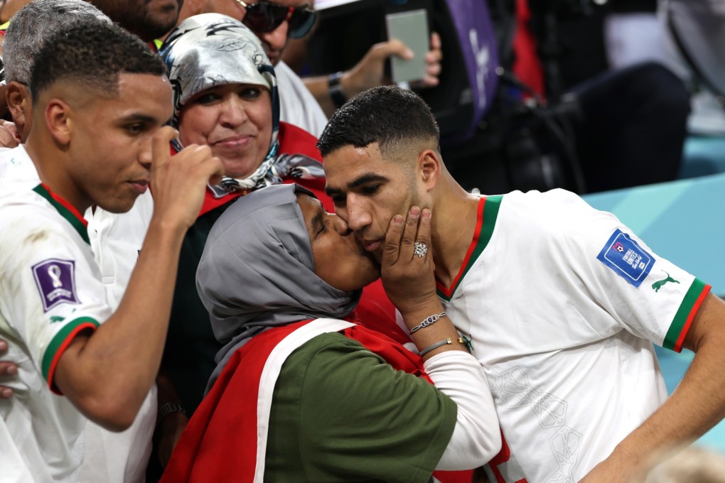 Hậu vệ Morocco Achraf Hakimi và mẹ sau trận đấu với đội tuyển Bỉ ngày 27/11 - Ảnh: AFP