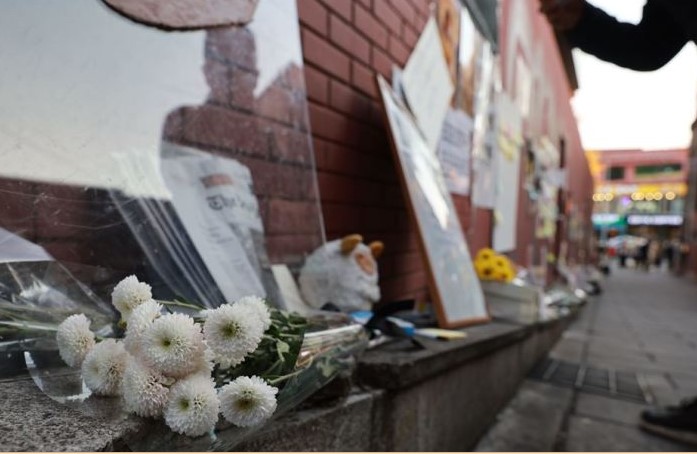 Hoa tang và tin nhắn được đặt tại một địa điểm gần địa điểm xảy ra đám đông chết chóc ở Itaewon, ngày 16/11. Yonhap