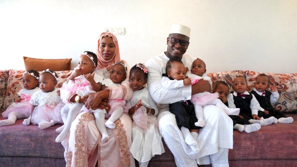 Những đứa trẻ chụp ảnh cùng cha mẹ nhân ngày sinh nhật đầu tiên vào tháng 5/2022 tại một phòng chăm sóc đặc biệt ở Morocco