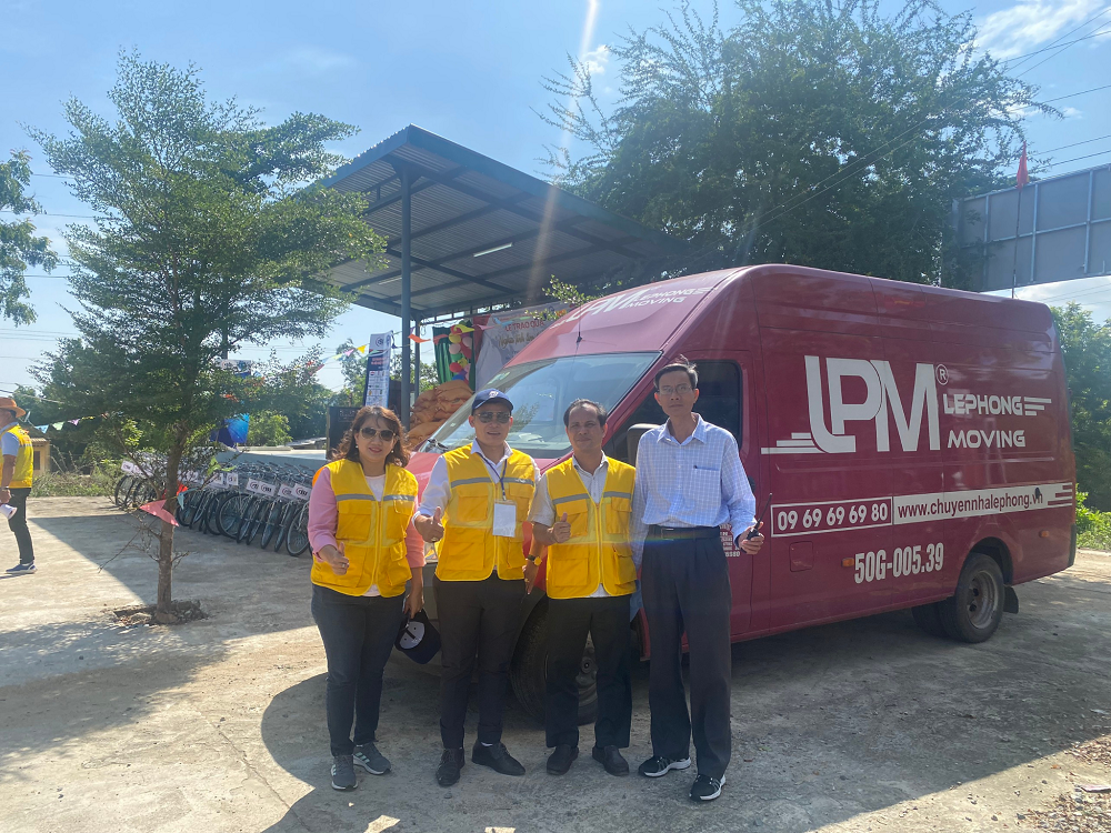 Đại diện đoàn cùng ông Lê Ngọc Phong - Chủ tịch Công ty cổ phần tập đoàn LPM - Ảnh: LPM