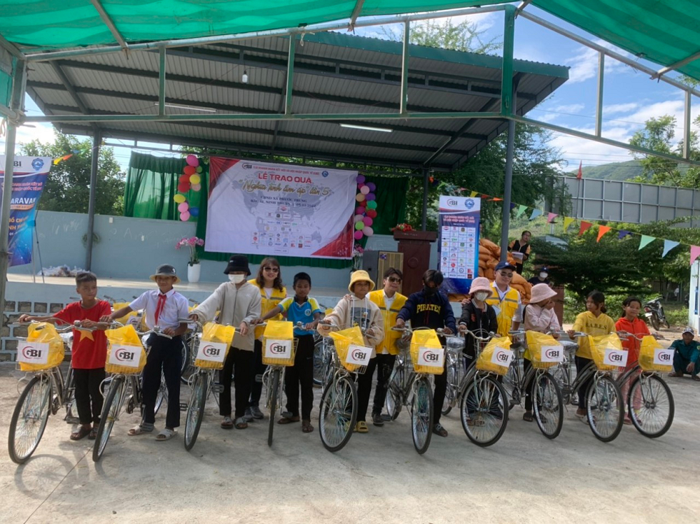 Ông Lê Ngọc Phong cùng thành viên đoàn trao tặng xe đạp cho các em học sinh Ninh Thuận, Bình Thuận - Ảnh: LPM