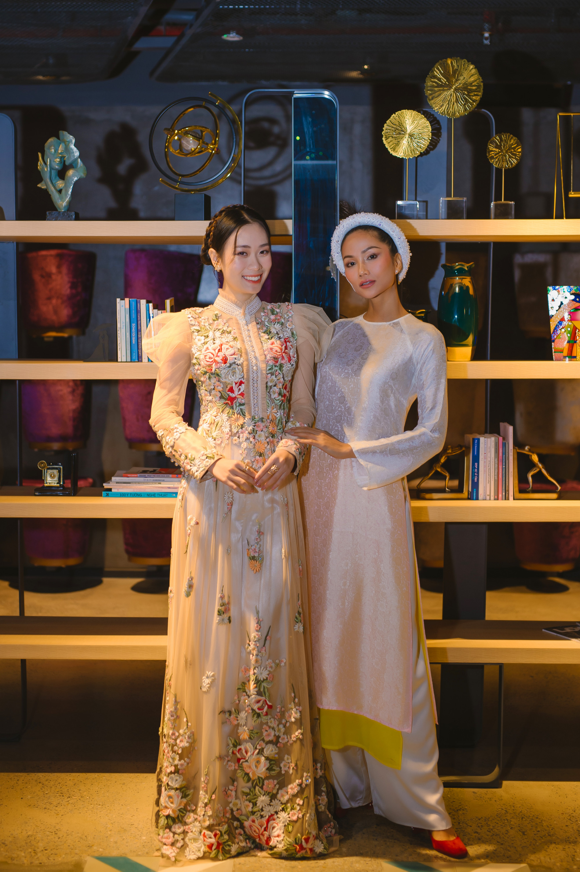 Hoa hậu Ban Mai và Hoa hậu H’Hen Niê duyên dáng trong trang phục áo dài.