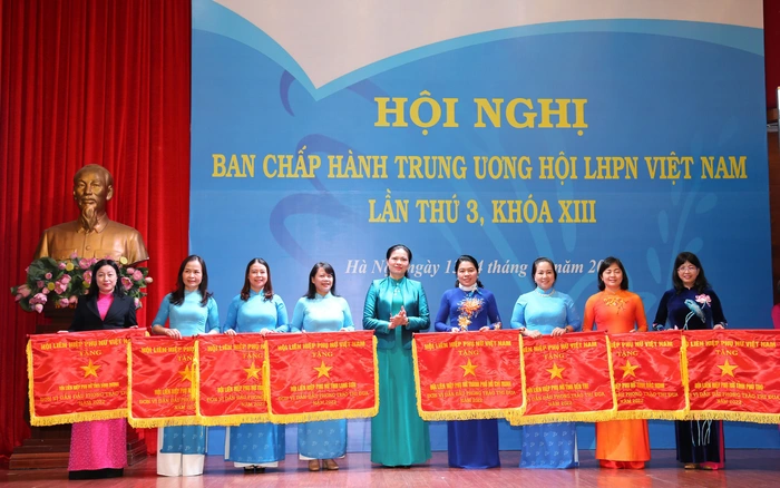 Chủ tịch Hội LHPN TPHCM Nguyễn Trần Phượng Trân (thứ tư từ phải sang) nhận cờ thi đua do Đoàn chủ tịch Trung ương Hội trao tặng