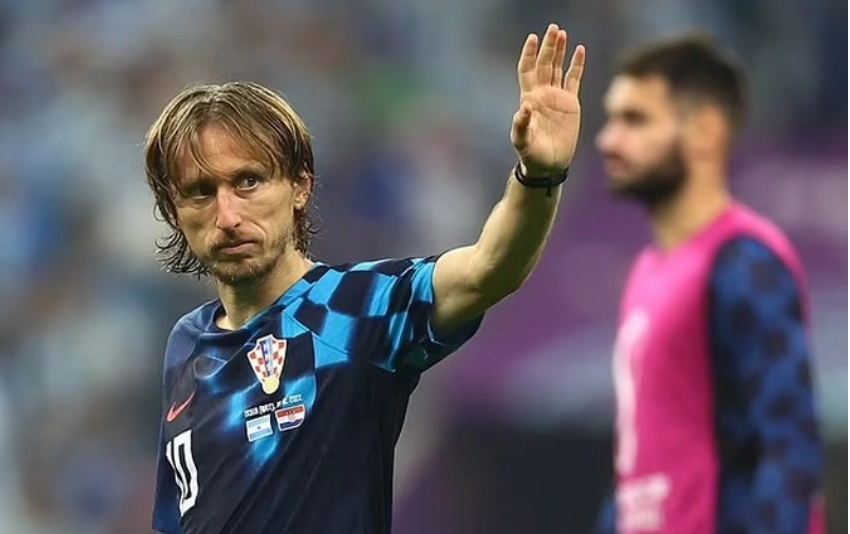 Luka Modric dù đã nỗ lực nhưng không thể vượt qua Messi và Argentina ở trận bán kết - Ảnh: Reuters