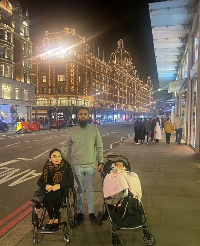 Bà Ahmad (trái, chụp ảnh cùng chồng Ather Amin và em bé Dua) ​​hy vọng sẽ truyền cảm hứng cho những người khuyết tật khác muốn sinh con (Hira Ahmad)