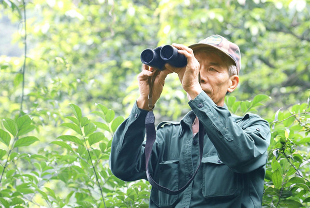 Ông Lê Văn Hiên trong một chuyến đi rừng