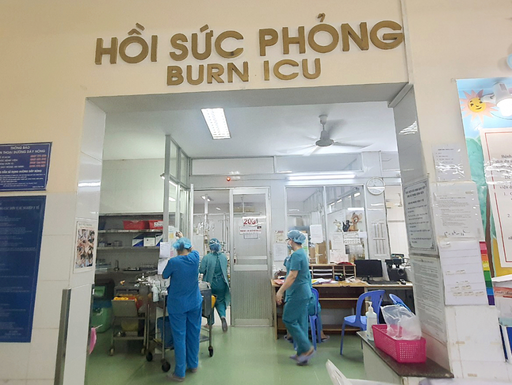 Bác sĩ phòng Hồi sức Khoa Phỏng - Tạo hình Bệnh viện Nhi Đồng 1 cho biết đã tiếp nhận một số trẻ bị bỏng do học cách chế tạo pháo tại nhà  - ẢNH: PHẠM AN