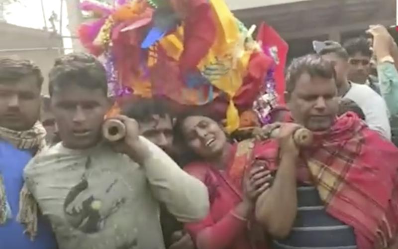 Người thân chuẩn bị hỏa táng thi thể của một nạn nhân bị nghi là đã chết sau khi uống rượu nhiễm độc ở quận Saran, bang Bihar, Ấn Độ