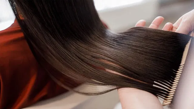 Điều kiện trước và sau khi gội đầu  6/10 _ _ Tín dụng: 123rf Nếu có mái tóc đẹp, bạn có thể thử dùng dầu xả trước và sau khi gội đầu. Lý do là: đó là một cách tuyệt vời để bổ sung dưỡng chất cho mái tóc đẹp mà không làm nặng tóc. Hơn nữa, vì tóc yếu và dễ gãy rụng nhất khi tóc ướt, nên thoa dầu dưỡng tóc trước khi gội đầu có thể giúp bảo vệ các sợi tóc. Dầu xả cũng giúp tóc không bị rối khi bạn gội đầu. Bạn cũng cần dùng dầu xả sau khi gội sạch vì dầu gội sẽ loại bỏ bã nhờn, bụi bẩn và cặn hóa chất, nhưng nó cũng có thể làm khô tóc, vì vậy bạn cần bảo vệ tóc.