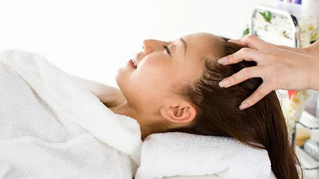 Bắt đầu với da đầu  2/10 _ _ Tín dụng: 123rf Đừng trì hoãn việc sử dụng phương pháp điều trị da đầu cho đến khi bạn thấy các vấn đề như rụng tóc. Bắt đầu chế độ chăm sóc da đầu thường xuyên và thực hiện điều trị da đầu mỗi tháng một lần sẽ giúp tóc bạn phát triển khỏe mạnh.