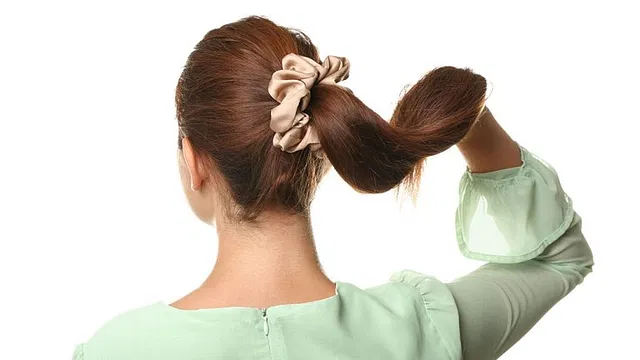 Nói không với cao su  8/10 _ _ Tín dụng: 123rf Không dùng dây chun để buộc tóc vì chúng sẽ kéo tóc và da đầu, làm yếu các sợi tóc và gây gãy rụng. Thay vào đó, hãy sử dụng dây thun bọc vải để giảm ma sát giữa tóc và dây thun.