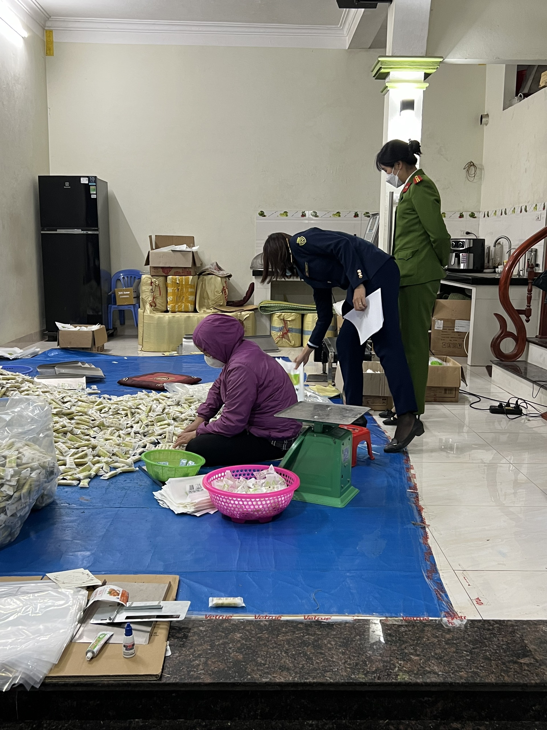 Đoàn kiểm tra tạm giữ 85 kg bánh gạo không rõ nguồn gốc xuất xứ, giả mạo bánh gạo Vetrue xuất xứ Nhật Bản 