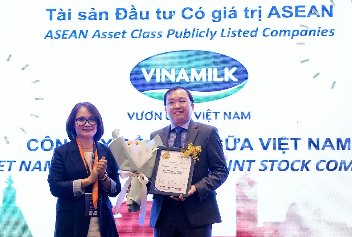 Ông Lê Thành Liêm - Thành viên hội đồng quản trị kiêm Giám đốc điều hành tài chính tại Vinamilk nhận giải thưởng Tài sản đầu tư có giá trị của ASEAN - Ảnh: Vinamilk