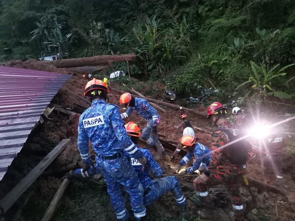 Lực lượng chức năng vẫn đang tích cực tìm kiếm những người mất tích trong vụ lở đất