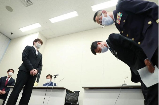Các thành viên lực lượng phòng vệ Nhật Bản cúi đầu xin lỗi cựu quân nhân Rina Gonoi, ngày 29/9/2022. ẢNH: AFP